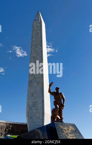 Kriegsdenkmal 'National Heroes' Acre' bei Windhoek: Obelisk und Soldatenstatue, Windhoek District, Khomas Region, Namibia Stockfoto