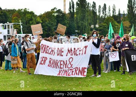 Heidelberg, Deutschland - 24. September 2021: Junge Menschen nehmen an der Global Climate Strike Demonstration Teil mit dem Banner mit der Aufschrift „Brechen Sie die Macht der Banken und Stockfoto