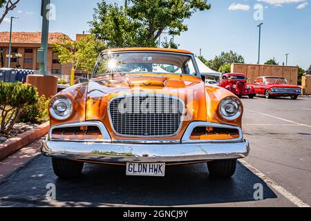 Reno, NV - 3. August 2021: 1957 Studebaker Golden Hawk Hardtop Coupe auf einer lokalen Automobilmesse. Stockfoto