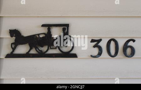 Altmodische Zahlen auf einem Haus. Stockfoto