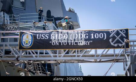 SAN DIEGO (28. April 2020) Als Teil der aggressiven Reaktion der Marine auf den COVID-19-Ausbruch an Bord des Schiffes begrüßt Ein Seemann das nationale Fähnchen, als er den Lenkflugkörper-Zerstörer USS Kidd (DDG 100) auf dem Marinestützpunkt San Diego, Kalifornien, am 28. April 2020 aussteigt. Während ihrer Zeit in San Diego wird die Marine die Besatzung medizinisch versorgen und das Schiff reinigen und desinfizieren. (USA Navy Foto von Mass Communication Specialist 2nd Class Alex Corona/veröffentlicht)200428-N-VN584-1202 Stockfoto