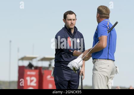 Kohler, USA. September 2021. Ian Poulter (R) des Teams Europa räumt am ersten Tag des 43. Ryder Cups in Whistling Straits am Freitag, 24. September 2021 in Kohler, Wisconsin, dem US-amerikanischen Team Patrick Cantlay das 4. Spiel auf dem 15. Green ein. Foto von Mark Black/UPI Credit: UPI/Alamy Live News Stockfoto