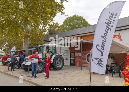 Novi Sad, Serbien - 21. September 2021: Berühmte italienische Traktoren Lamborhini auf der Landwirtschaftsmesse. Stockfoto