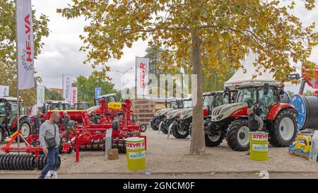 Novi Sad, Serbien - 18. September 2021: Neue Steyr Traktoren und Landmaschinen auf der Messe. Stockfoto