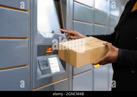 Self-Service Automated Delivery Machine Oder Postterminal Stockfoto