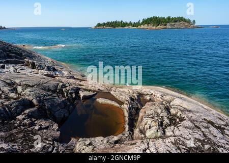 Barrett Island kann vom Küstenpfad im Lake Superior Provincial Park aus gesehen werden Stockfoto