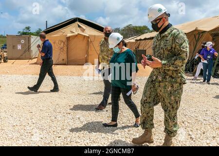 DEDEDO, Guam (29. April 2020) ADM hinten. John Menoni, Kommandant der Joint Region Marianas, diskutiert mit dem Gouverneur von Guam Lou Leon Guerrero während ihrer Besichtigung der Einrichtung die Möglichkeiten der Expeditionsmedizinischen Einrichtung (EMF). Der EMF wird erweiterte medizinische Fähigkeiten zur Unterstützung der COVID-19-Reaktion des Verteidigungsministeriums bereitstellen und es den Streitkräften ermöglichen, Guam und die Region zu unterstützen, wenn eine Mission zur Unterstützung der Zivilbehörden der Verteidigung angefordert wird. (USA Navy Foto von Chief Mass Communication Specialist Matthew R. White/veröffentlicht)200429-N-WR252-1149 Stockfoto