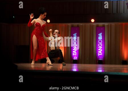 Buenos Aires, Argentinien. September 2021. Angela Melendez (l) und Guillermo Cerneaz (r) treten im Halbfinale der Tango-Weltmeisterschaft 2021 an. Die Tango-Weltmeisterschaft findet bis zum 26. September statt. In diesem Jahr wurde aufgrund von Corona ein gemischtes Programm mit virtuellen Veranstaltungen angeboten. Quelle: Florencia Martin/dpa/Alamy Live News Stockfoto
