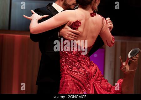 Buenos Aires, Argentinien. September 2021. Detail eines Paares, das im Halbfinale der Tango-Weltmeisterschaft 2021 antritt. Die Tango-Weltmeisterschaft findet bis zum 26. September statt. In diesem Jahr wurde aufgrund von Corona ein gemischtes Programm mit virtuellen Veranstaltungen angeboten. Quelle: Florencia Martin/dpa/Alamy Live News Stockfoto
