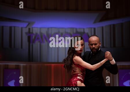Buenos Aires, Argentinien. September 2021. Laura Donofrio (l) und Leonardo Pankow treten im Halbfinale der Tango-Weltmeisterschaft 2021 an. Die Tango-Weltmeisterschaft findet bis zum 26. September statt. In diesem Jahr wurde aufgrund von Corona ein gemischtes Programm mit virtuellen Veranstaltungen angeboten. Quelle: Florencia Martin/dpa/Alamy Live News Stockfoto