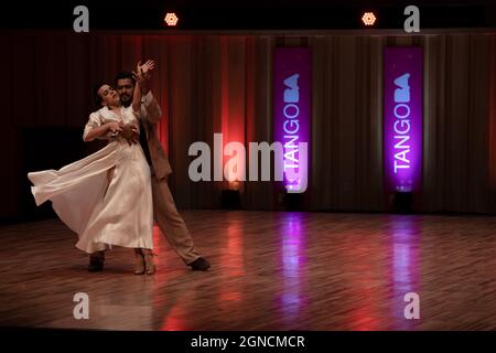Buenos Aires, Argentinien. September 2021. Hebe Hernandez (l.) und Gaston Gatti treten im Halbfinale der Tango-Weltmeisterschaft 2021 an. Die Tango-Weltmeisterschaft findet bis zum 26. September statt. In diesem Jahr wurde aufgrund von Corona ein gemischtes Programm mit virtuellen Veranstaltungen angeboten. Quelle: Florencia Martin/dpa/Alamy Live News Stockfoto