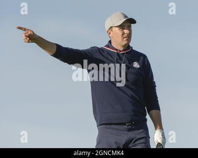 Kohler, USA. September 2021. Jordan Spieth vom US-Team beobachtet seine Fahrt vom 6. Abschlag beim 43. Ryder Cup am Freitag, 24. September 2021, in der Whistling Straits in Kohler, Wisconsin. Foto von Mark Black/UPI Credit: UPI/Alamy Live News Stockfoto