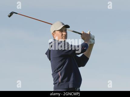 Kohler, USA. September 2021. Jordan Spieth vom US-Team beobachtet seine Fahrt vom 6. Abschlag beim 43. Ryder Cup am Freitag, 24. September 2021, in der Whistling Straits in Kohler, Wisconsin. Foto von Mark Black/UPI Credit: UPI/Alamy Live News Stockfoto