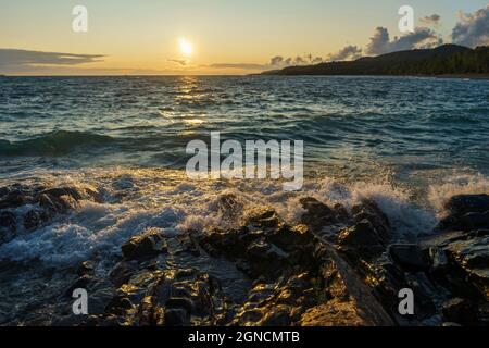 Sonnenuntergang über Lake Superior auf dem Coastal Trail im Lake Superior Provincial Park Stockfoto