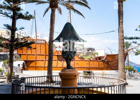 Santa Cruz de La Palma, Spanien - 13. August 2021: Berühmte Statue eines Zwerges, nach dem Vorbild Napoleons, und Museo Naval Santa Maria im Hintergrund Stockfoto