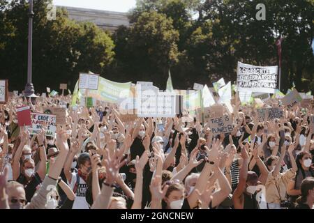 Am 24.09.2021 fand in München, wie jeden Freitag, ein von FreitagsForFuture organisierter Klimaveranstaltung statt, auf dem lautstark mit über 29.000 Teilnehmern*innen für die Inhalation des 1, 5 Grad Ziels demontiert wurde. Einmal war es der globale Großstreit bei dem an über 470 Orten in ganz Deutschland gestritten wurde. Im Bild ist eine tanzende Menschenmenge auf dem Königsplatz gleichzeitig.* am 24. September 2021 nahmen mehr als 29.000 Menschen an einer Demonstration für Klimagerechtigkeit und das 1.5-Grad-Ziel in München Teil. Dieses Mal war es ein Sonderschlag, die globale Klimademonstration mit über Stockfoto