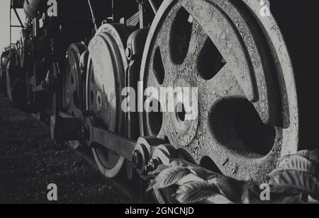 Räder der alten rostigen Dampflokomotive. Stockfoto