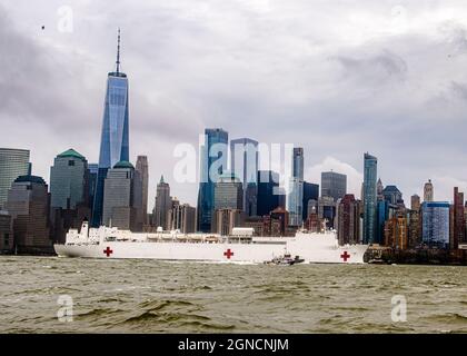 NEW YORK (30. April 2020) das Krankenhausschiff USNS Comfort (T-AH 20) verlässt New York Harbour, nachdem Patienten in New York und New Jersey behandelt wurden. Das Schiff und seine eingeschiffte medizinische Arbeitsgruppe sind für die Zukunft gerüstet. Die Navy bleibt zusammen mit anderen US-Nordkommandos engagierten Kräften im ganzen Land für die Unterstützung der umfassenderen COVID-19-Reaktion engagiert Navy Foto von Mass Communication Specialist 3rd Class Brendan Fitzgerald/veröffentlicht)200430-N-MX527-1228 Stockfoto