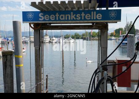 Tankstelle mit Benzin oder Benzin für Schiffe. Titel Seetankstelle bedeutet Seetankstelle. Marina iis am Bodensee. Stockfoto