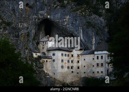 Panorama der Burg Predjama bauen im Inneren der Bergfelsen Stockfoto