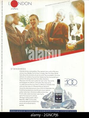 Finlandia Wodka - Papier-Vintage-Werbeanzeige 1980 1970 Finlandia Wodka-Flasche und Glas Stockfoto