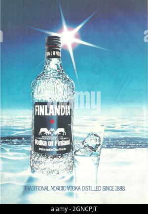 Finlandia Wodka - Papier-Vintage-Werbeanzeige 1980 1970 Finlandia Wodka-Flasche und Glas Stockfoto