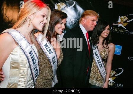 Miss Teen USA 2006, Katie Blair, Miss Universe 2006, Natalie Glebova, Miss USA 2005 Chelsea Cooley, mit Donald Trump Red Carpet bei der Startparty von Stockfoto