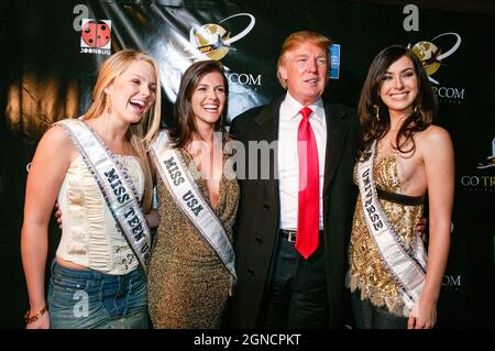 Miss Teen USA 2006, Katie Blair, Miss Universe 2006, Natalie Glebova, Miss USA 2005 Chelsea Cooley, mit Donald Trump Red Carpet bei der Startparty von Stockfoto