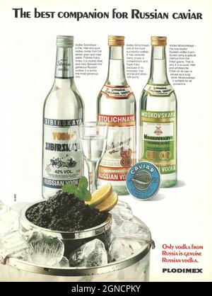 Stolitchnaya Sibirskaya Moskowskaya Wodka und russischer schwarzer Kaviar - Papier-Vintage-Werbeanzeige 1980 1970, russischer Wodka Stockfoto