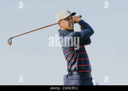 Kohler, USA. September 2021. Xander Schauffele vom Team USA beobachtet seine Fahrt vom 6. Abschlag beim 43. Ryder Cup in der Whistling Straits am Freitag, 24. September 2021 in Kohler, Wisconsin. Foto von Mark Black/UPI Credit: UPI/Alamy Live News Stockfoto