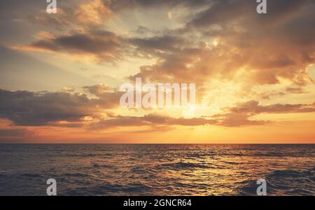 Goldener Sonnenuntergang über dem Meer. Stockfoto