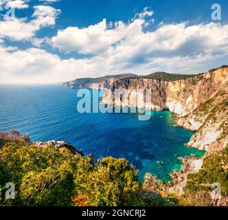 Luftaufnahme von hohen Klippen am Ionischen Meer. Sonnige Morgenseekape der Insel Zakynthos (Zante), Griechenland, Europa. Schönheit der Natur Konzept zurück Stockfoto