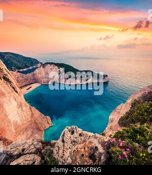 Fabelhafte Frühlingsszene am Shipwreck Beach. Farbenfroher Sonnenuntergang am Ionischen Meer, Insel Zakinthos, Griechenland, Europa. Schönheit der Natur Konzept Hintergrund Stockfoto