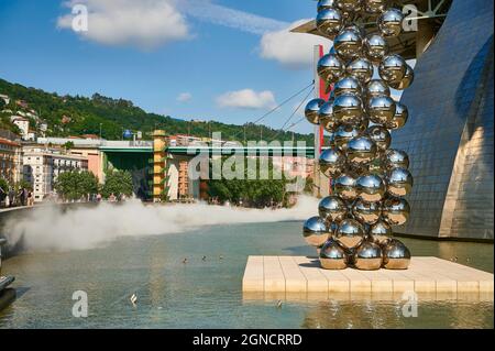 Guggenheim Museum und die Skulptur „hoher Baum und das Auge“ von Anish Kapoor mit der Brücke „La Salve“ im Hintergrund, Bilbao, Vizcaya, Baskenland, Stockfoto