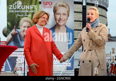 Mecklenburg, Deutschland. September 2021. 24. September 2021, Mecklenburg-Vorpommern, Warnemünde: Malu Dreyer (l.), Ministerpräsidentin von Rheinland-Pfalz, und Manuela Schwesig (beide SPD), Ministerpräsidentin von Mecklenburg-Vorpommern, halten sich beim "Anstoß zum Wahlfinale-Spurt" im Ostseebad die Hände fest. Am 26. September 2021 wird auch in Mecklenburg-Vorpommern ein neues landtag gewählt. Foto: Bernd Wüstneck/dpa-Zentralbild/dpa Quelle: dpa picture Alliance/Alamy Live News Stockfoto