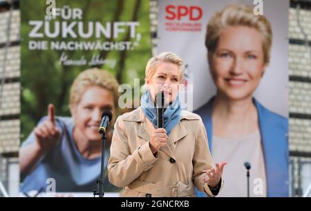 Mecklenburg, Deutschland. September 2021. 24. September 2021, Mecklenburg-Vorpommern, Warnemünde: Manuela Schwesig (SPD), Ministerpräsidentin von Mecklenburg-Vorpommern, spricht beim "Vorspiel zum Wahlendspurt". Auch in Mecklenburg-Vorpommern wird am 26.09.2021 ein neuer landtag gewählt. Foto: Bernd Wüstneck/dpa-Zentralbild/dpa Quelle: dpa picture Alliance/Alamy Live News Stockfoto