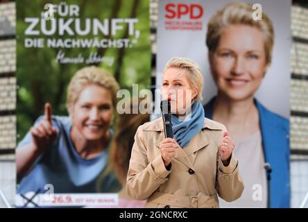 Mecklenburg, Deutschland. September 2021. 24. September 2021, Mecklenburg-Vorpommern, Warnemünde: Manuela Schwesig (SPD), Ministerpräsidentin von Mecklenburg-Vorpommern, spricht beim "Vorspiel zum Wahlendspurt". Auch in Mecklenburg-Vorpommern wird am 26.09.2021 ein neuer landtag gewählt. Foto: Bernd Wüstneck/dpa-Zentralbild/dpa Quelle: dpa picture Alliance/Alamy Live News Stockfoto