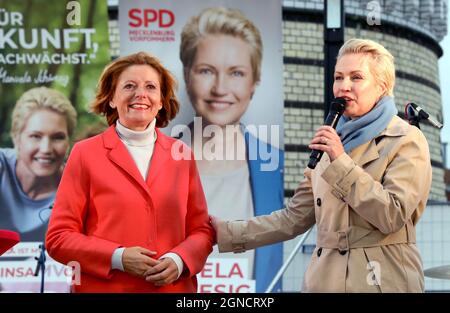 Mecklenburg, Deutschland. September 2021. 24. September 2021, Mecklenburg-Vorpommern, Warnemünde: Malu Dreyer (l.), Ministerpräsidentin von Rheinland-Pfalz, und Manuela Schwesig (beide SPD), Ministerpräsidentin von Mecklenburg-Vorpommern, stehen beim "Anstoß zum Wahlendspurt" im Ostseebad zusammen. Am 26. September 2021 wird auch in Mecklenburg-Vorpommern ein neues landtag gewählt. Foto: Bernd Wüstneck/dpa-Zentralbild/dpa Quelle: dpa picture Alliance/Alamy Live News Stockfoto