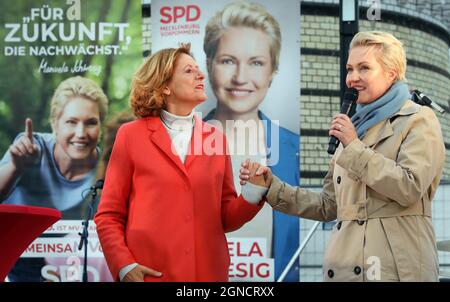 Mecklenburg, Deutschland. September 2021. 24. September 2021, Mecklenburg-Vorpommern, Warnemünde: Malu Dreyer (l.), Ministerpräsidentin von Rheinland-Pfalz, und Manuela Schwesig (beide SPD), Ministerpräsidentin von Mecklenburg-Vorpommern, halten sich beim "Anstoß zum Wahlfinale-Spurt" im Ostseebad die Hände fest. Am 26. September 2021 wird auch in Mecklenburg-Vorpommern ein neues landtag gewählt. Foto: Bernd Wüstneck/dpa-Zentralbild/dpa Quelle: dpa picture Alliance/Alamy Live News Stockfoto