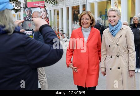 Mecklenburg, Deutschland. September 2021. 24. September 2021, Mecklenburg-Vorpommern, Warnemünde: Malu Dreyer (l), Ministerpräsident von Rheinland-Pfalz, und Manuela Schwesig (beide SPD), Ministerpräsidentin von Mecklenburg-Vorpommern, werden beim "Anstoß des Wahlfinalspurt" im Ostseebad fotografiert. Auch in Mecklenburg-Vorpommern wird am 26.09.2021 ein neuer landtag gewählt. Foto: Bernd Wüstneck/dpa-Zentralbild/dpa Quelle: dpa picture Alliance/Alamy Live News Stockfoto