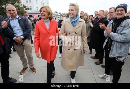 Mecklenburg, Deutschland. September 2021. 24. September 2021, Mecklenburg-Vorpommern, Warnemünde: Malu Dreyer (l.), Ministerpräsidentin von Rheinland-Pfalz, und Manuela Schwesig (beide SPD), Ministerpräsidentin von Mecklenburg-Vorpommern, werden beim "Auftakt des Wahlfinalspurt" im Ostseebad freundlich begrüßt. Auch in Mecklenburg-Vorpommern wird am 26.09.2021 ein neuer landtag gewählt. Foto: Bernd Wüstneck/dpa-Zentralbild/dpa Quelle: dpa picture Alliance/Alamy Live News Stockfoto