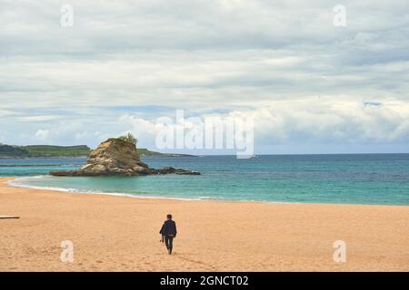 Einsame Frau, die am Strand spazieren geht, Santander, Kantabrien, Spanien, Europa Stockfoto