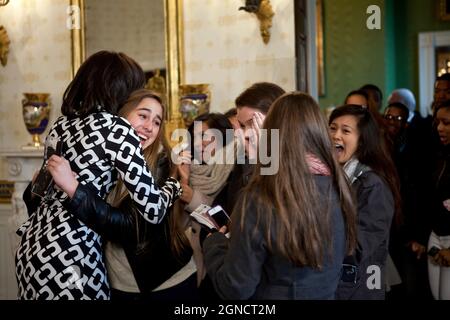 First Lady Michelle Obama begrüßt die Besucher beim Betreten des Blauen Raumes während ihrer Tour durch das Weiße Haus am 16. Februar 2012. (Offizielles Foto des Weißen Hauses von Chuck Kennedy) Dieses offizielle Foto des Weißen Hauses wird nur zur Veröffentlichung durch Nachrichtenorganisationen und/oder zum persönlichen Druck durch die Betreffenden des Fotos zur Verfügung gestellt. Das Foto darf in keiner Weise manipuliert werden und darf nicht in kommerziellen oder politischen Materialien, Anzeigen, E-Mails, Produkten oder Werbeaktionen verwendet werden, die in irgendeiner Weise die Zustimmung oder Billigung des Präsidenten, der ersten Familie oder des Weißen Hauses nahelege. Stockfoto
