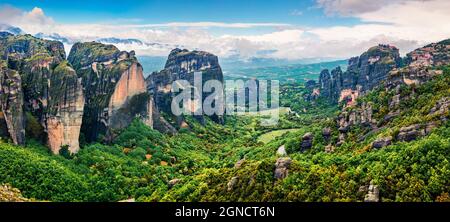 Grünes Frühlingspanorama der Meteora, UNESCO-Weltkulturerbe. Kollorful Morgenansicht der östlichen orthodoxen Klöster, errichtet auf den Felssäulen Stockfoto