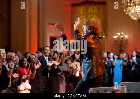 Mick Jagger spielt „I Can’t turn you loose“ während des Konzerts „in Performance at the White House: Red, White and Blues“ im East Room des Weißen Hauses, 21. Februar 2012. (Offizielles Foto des Weißen Hauses von Pete Souza) Dieses offizielle Foto des Weißen Hauses wird nur zur Veröffentlichung durch Nachrichtenorganisationen und/oder zum persönlichen Druck durch die Betreffzeile(en) des Fotos zur Verfügung gestellt. Das Foto darf in keiner Weise manipuliert werden und darf nicht in kommerziellen oder politischen Materialien, Anzeigen, E-Mails, Produkten oder Werbeaktionen verwendet werden, die in irgendeiner Weise eine Genehmigung oder Billigung des nahelege Stockfoto