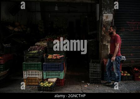 Beirut, Libanon. September 2021. Während eines Stromausfalls steht ein Verkäufer vor einem Lebensmittelgeschäft. Quelle: Marwan Naamani/dpa/Alamy Live News Stockfoto