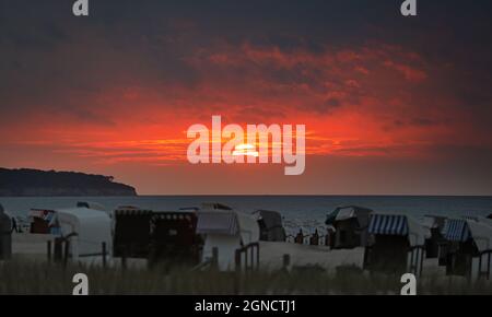 Mecklenburg, Deutschland. September 2021. 24. September 2021, Mecklenburg-Vorpommern, Warnemünde: Die Sonne geht als roter Feuerball über der Ostsee unter. Foto: Bernd Wüstneck/dpa-Zentralbild/dpa Quelle: dpa picture Alliance/Alamy Live News Stockfoto