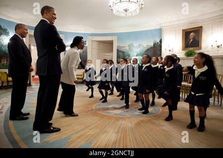 Präsident Barack Obama und der Gouverneur von Massachusetts, Deval Patrick, hören zu, als Studenten der Orchard Gardens K-8 School in Roxbury, Mass., Dr. Marin Luther King Jr.'s Rede „Ich habe einen Traum“ im Diplomatischen Empfangsraum des Weißen Hauses, 28. Februar 2012, vorführen. (Offizielles Foto des Weißen Hauses von Pete Souza) Dieses offizielle Foto des Weißen Hauses wird nur zur Veröffentlichung durch Nachrichtenorganisationen und/oder zum persönlichen Druck durch die Betreffzeile(en) des Fotos zur Verfügung gestellt. Das Foto darf in keiner Weise manipuliert werden und darf nicht in kommerziellen oder politischen Materialien oder Anzeigen verwendet werden Stockfoto