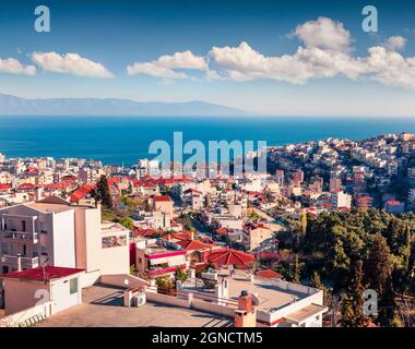 Sonnige Frühlingsseelandschaft an der Ägäis. Kolofuler Blick auf die Stadt Kavala, die wichtigste Hafenstadt im Osten Mazedoniens und die Hauptstadt der Region Kavala Stockfoto