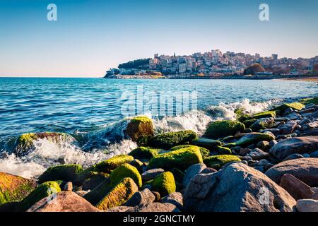 Sonnige Frühlingsseelandschaft an der Ägäis. Kolofuler Blick auf die Stadt Kavala, die wichtigste Hafenstadt im Osten Mazedoniens und die Hauptstadt der Region Kavala Stockfoto